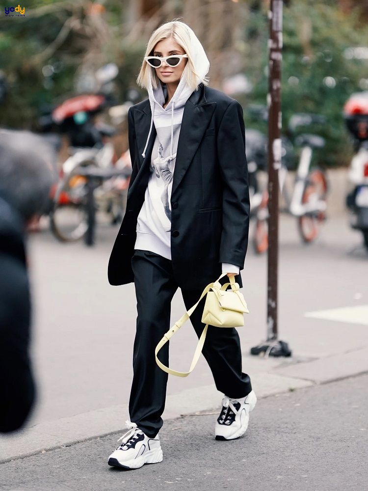 Cách phối đồ với áo hoodie nữ cùng giày sneaker