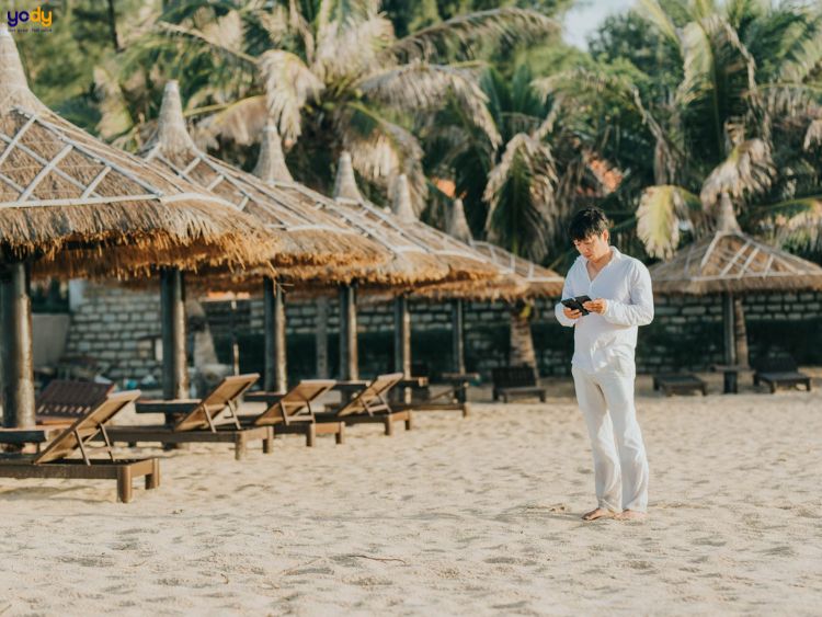 Tạo dáng chụp ảnh đi dạo quanh resort