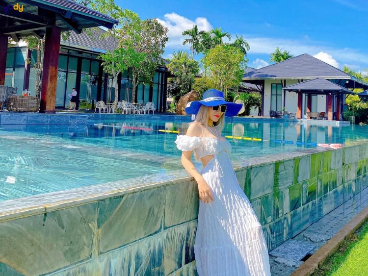 Tạo dáng chụp ảnh bên bể bơi resort