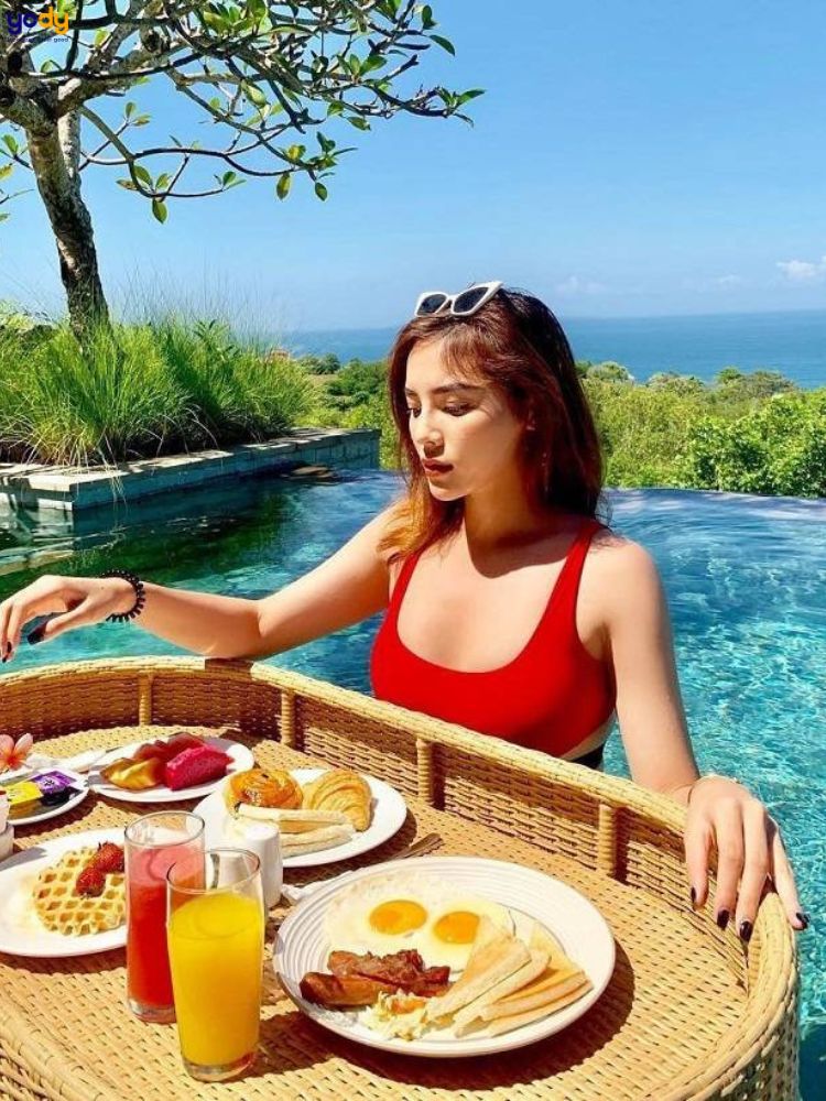 Tạo dáng chụp ảnh bên bể bơi resort