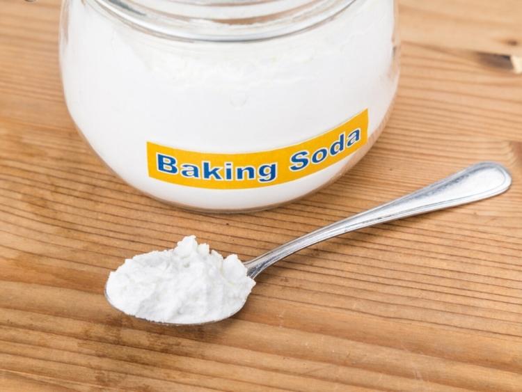 Dùng bột baking soda để tẩy mực trên áo trắng