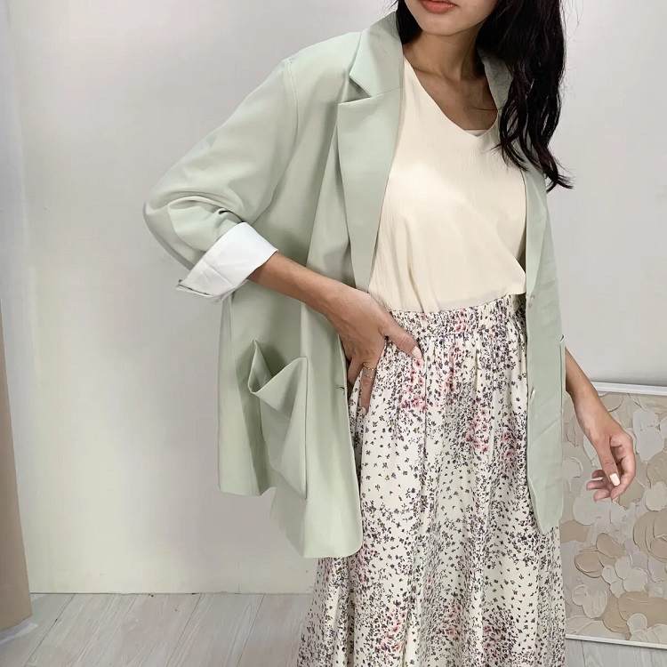 Chân váy hoa nhí mặc cùng với Blazer