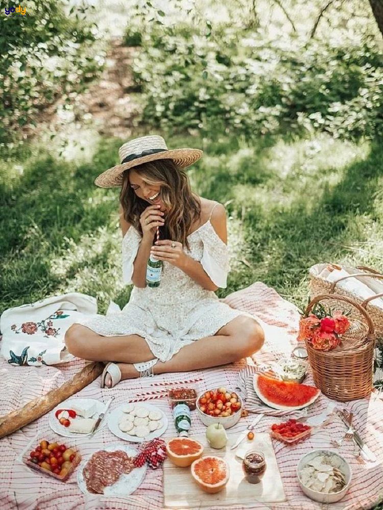 Mặc váy 2 dây khi chụp ảnh picnic