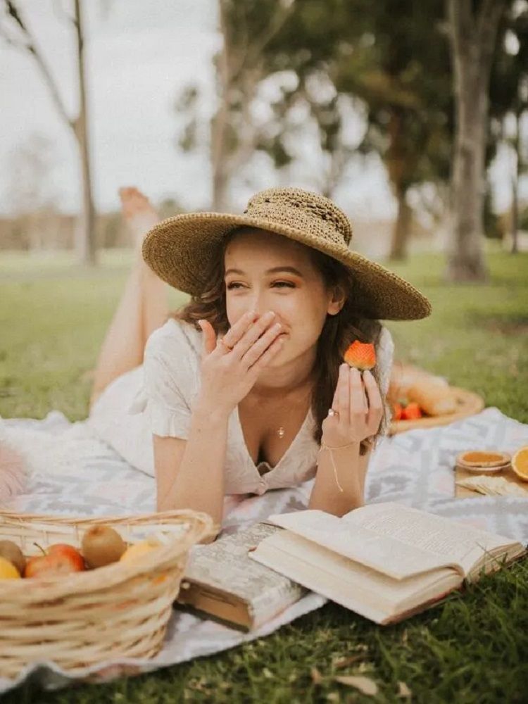 Chụp ảnh picnic đẹp với tư thế nằm sấp