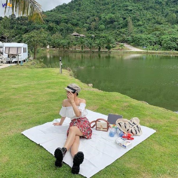 Tạo dáng chụp ảnh picnic cool ngầu cùng toàn cảnh