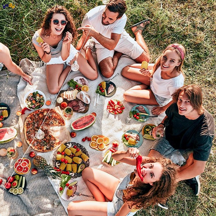 Dã ngoại tạo dáng chụp ảnh picnic đông người