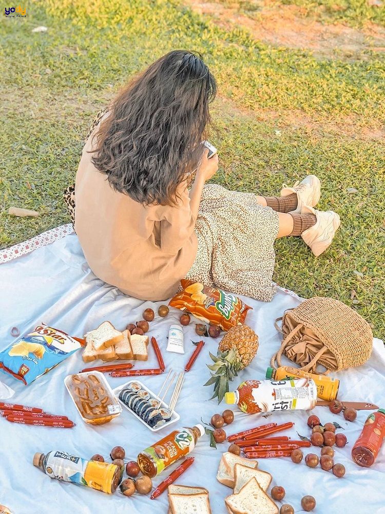 Tạo dáng chụp ảnh picnic phía sau