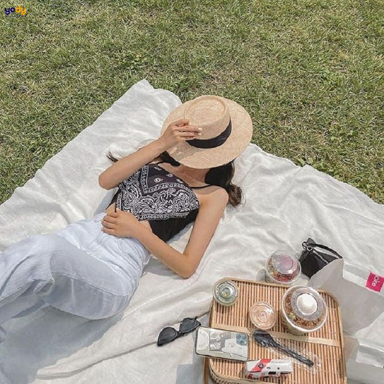 Tạo dáng lấy mũ che mặt chụp ảnh picnic