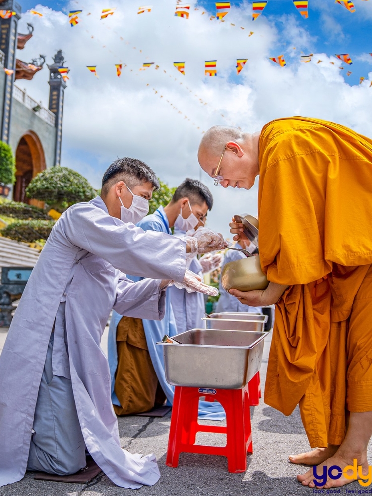 Đi chùa nên mặc gì?