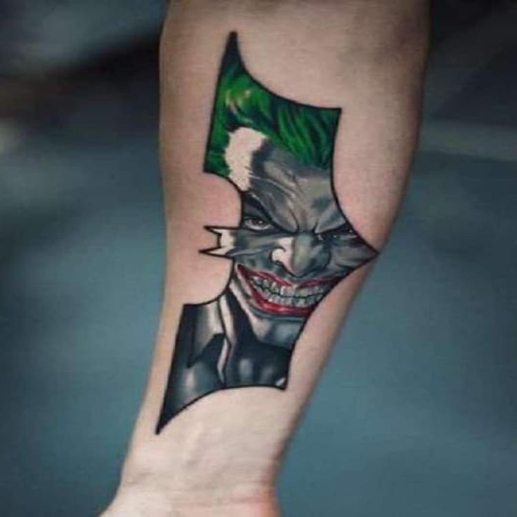 Hình xăm Joker cười và logo Batman