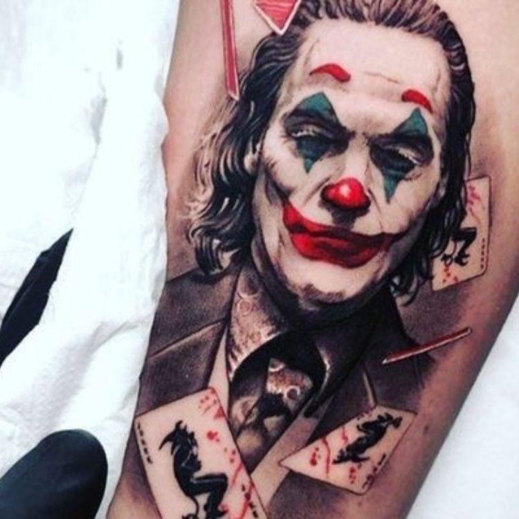 Hình xăm Joker và lá bài ở tay