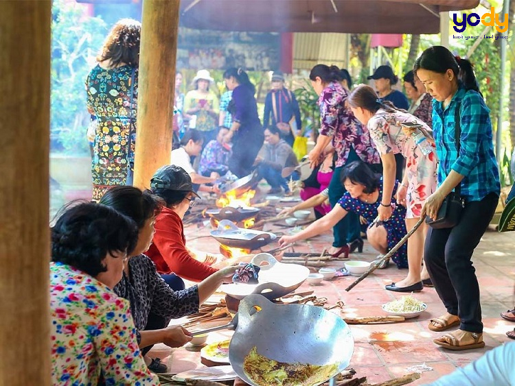 Thưởng thức món ăn tại khu du lịch