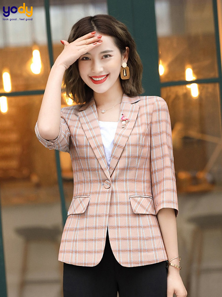 mẫu áo vest nữ kẻ caro