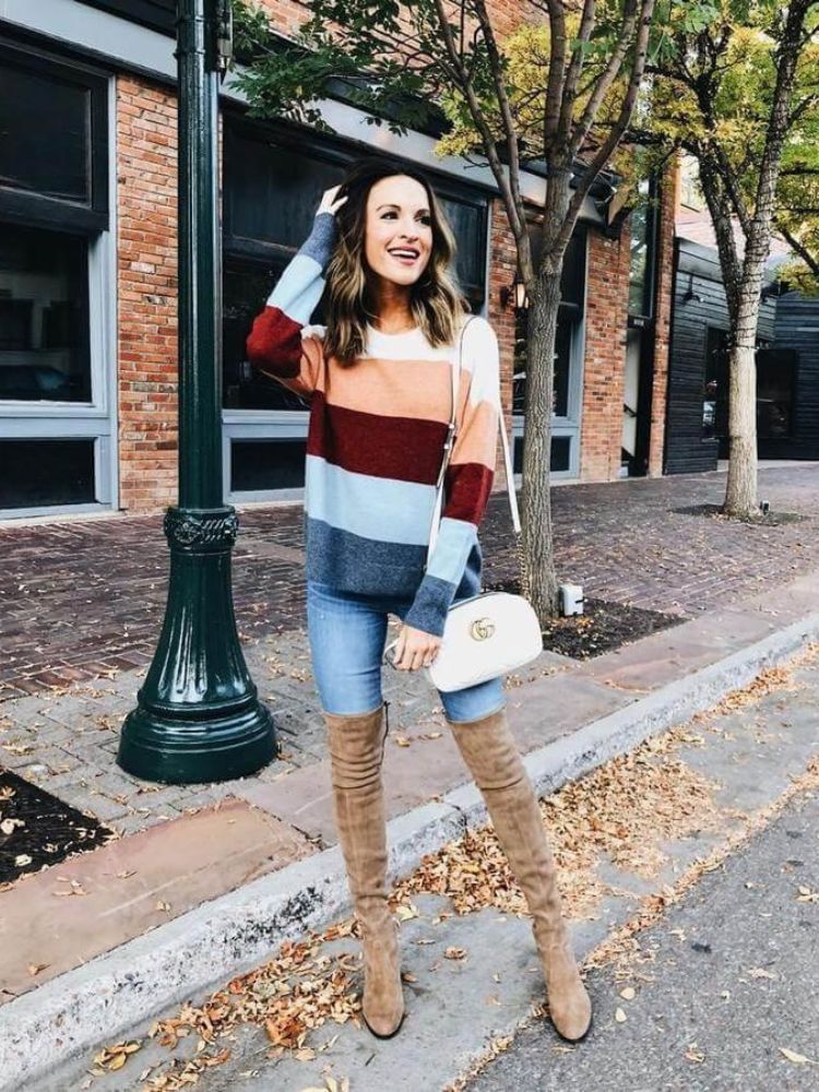 Áo len oversized mix đồ với boot cao quá gối