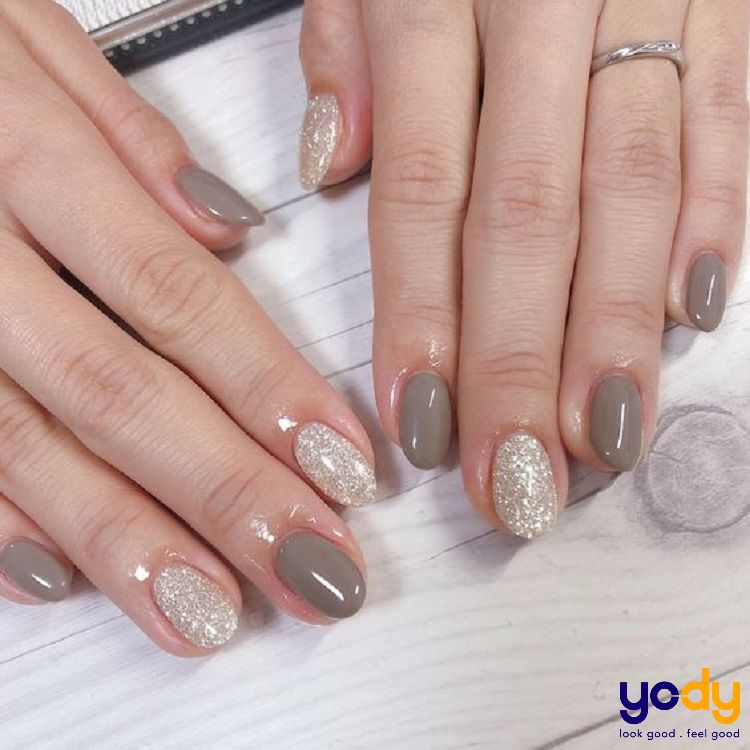 Bộ nail kết hợp màu basic với màu lấp lánh tinh tế, hiện đại