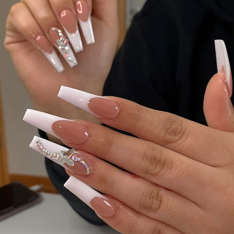 Mẫu nail giả màu trắng đính đá sang chảnh