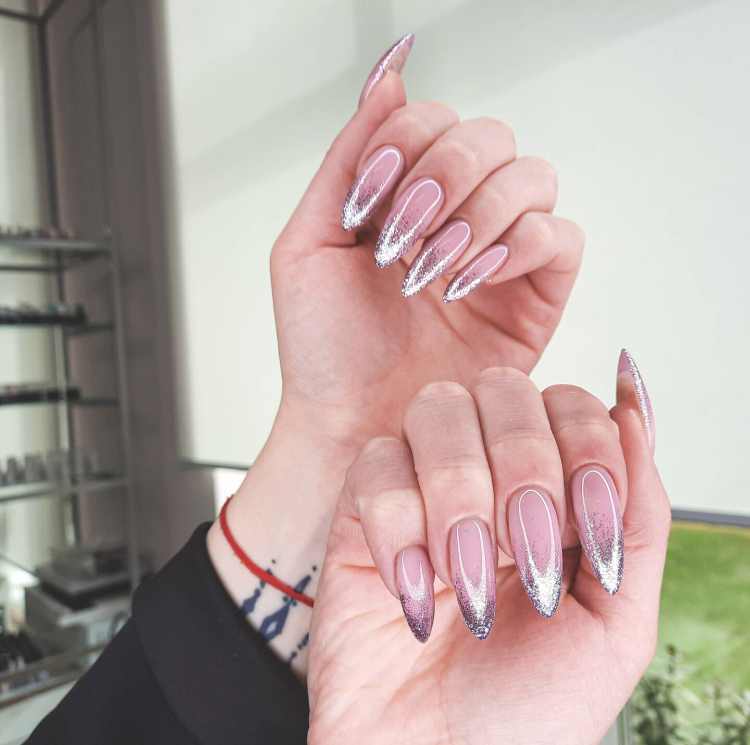 Mẫu nail giả phủ kim tuyết lấp lánh