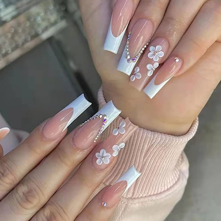 Mẫu nail giả màu trắng gắn hoa cute