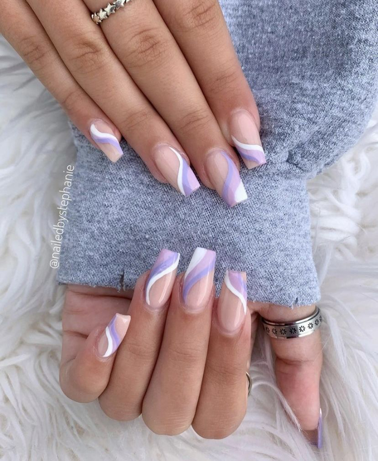 Làm nail giả hoạ tiết uốn lượn màu trắng tím