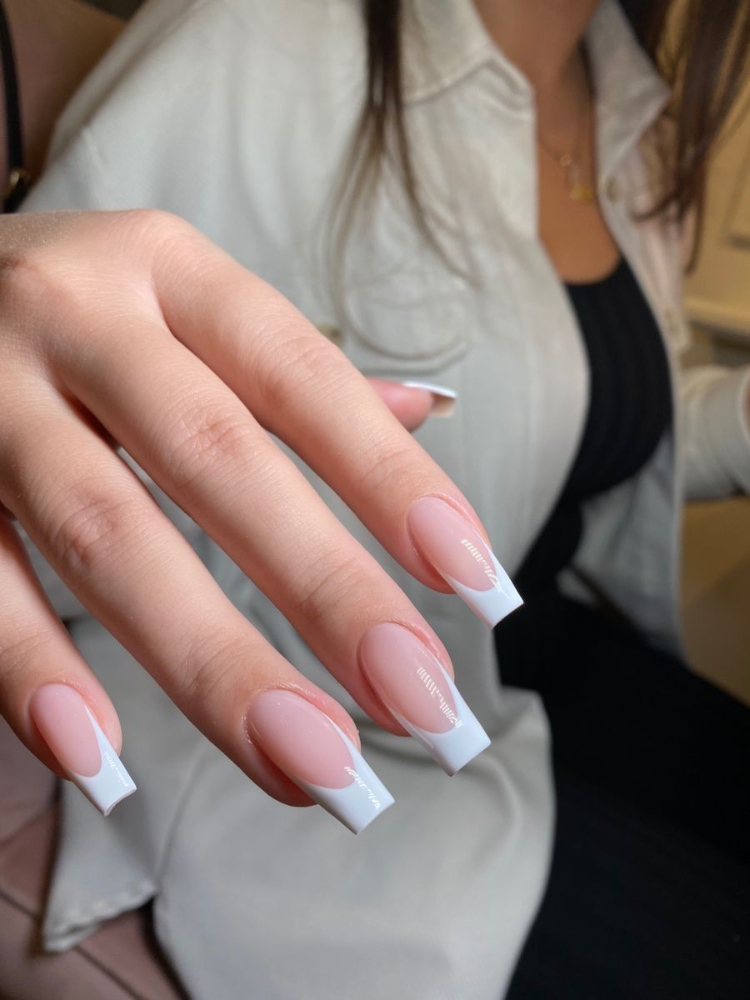 Làm nail giả hình vuông trắng nude nữ tính