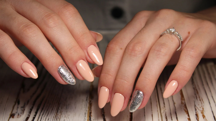 Làm nail giả màu nude kết hợp cùng kim tuyến cá tính