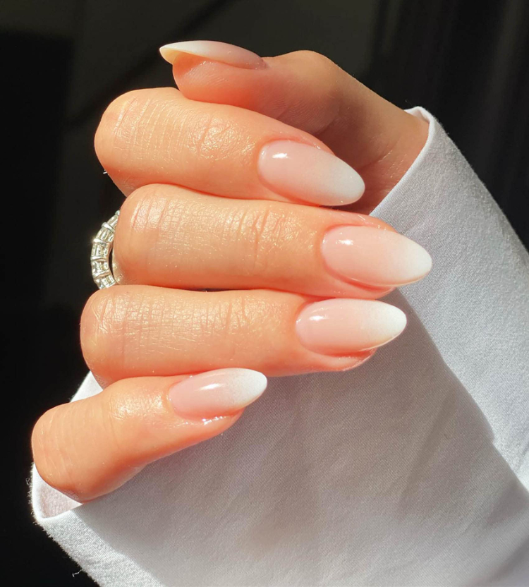 Mẫu nail giả màu basic sang chảnh