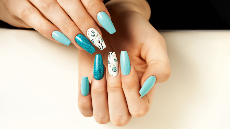 Làm nail giả màu sắc, hoa tiết bắt mắt