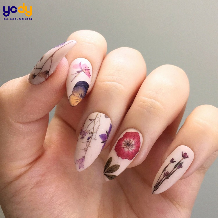 Mẫu nail hoa lá xinh đẹp để đi biển