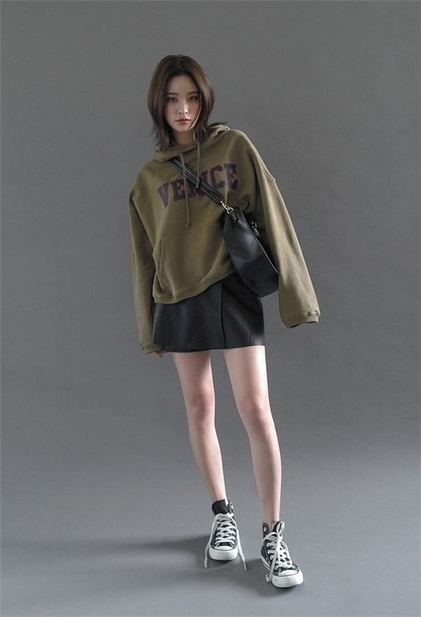 Phối đồ với áo hoodie nữ
