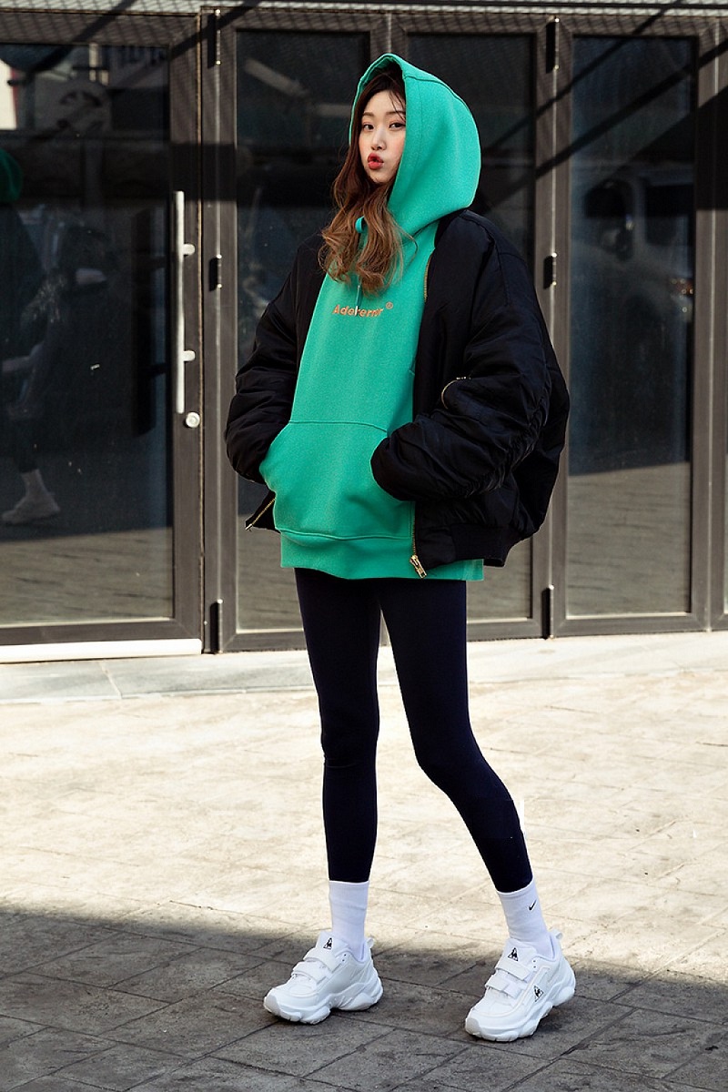 Phối đồ với áo hoodie nữ