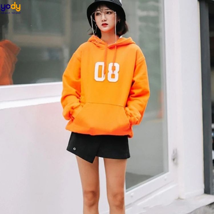 Áo hoodie phối đồ với quần short nữ