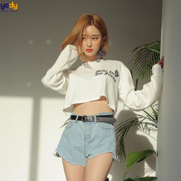 Áo oversize phối đồ với quần short nữ