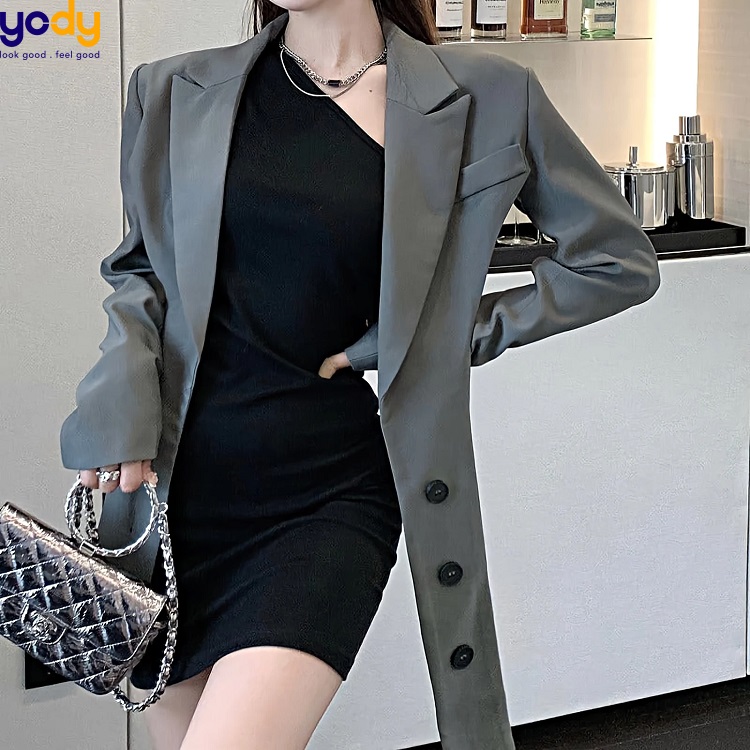 váy body mặc với áo khoác blazer