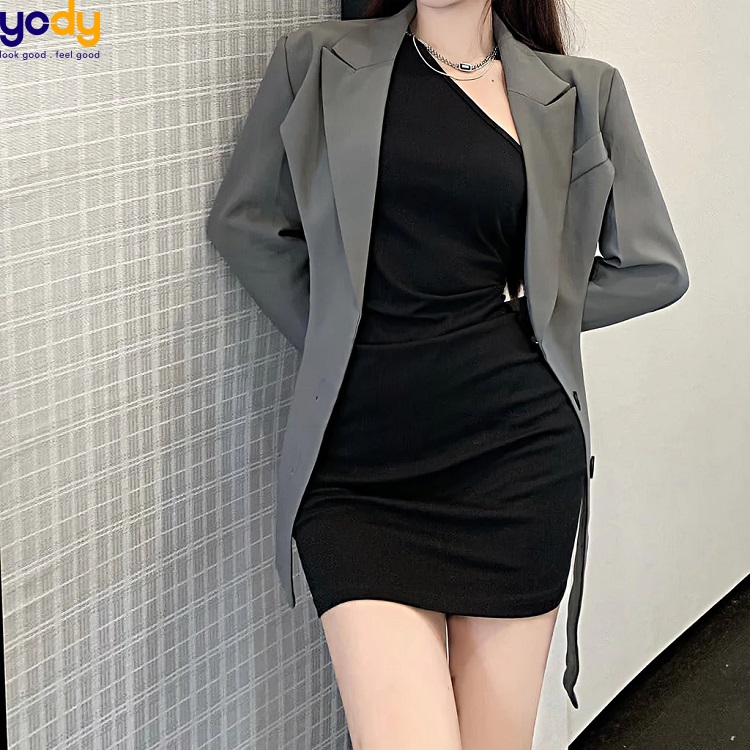 váy body mặc với áo khoác blazer