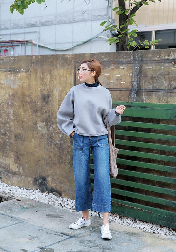 Quần ống loe kết hợp với áo sweater