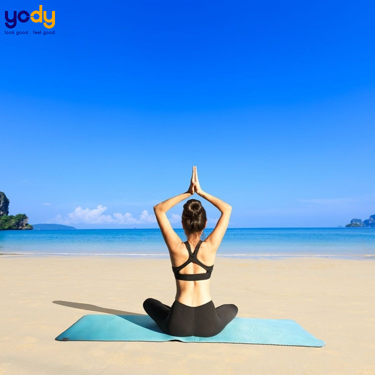 Chụp ảnh ở biển với tư thế yoga