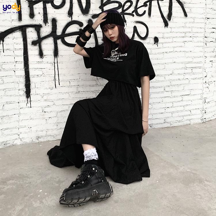 Chụp ảnh cá tính với outfit dark wear