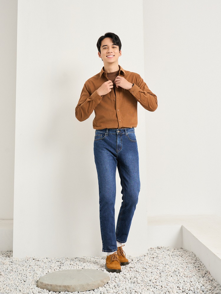 phối giày cùng áo sơ mi quần jeans