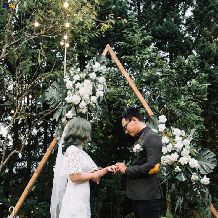 Background chụp hình cưới khung gỗ kết hoa