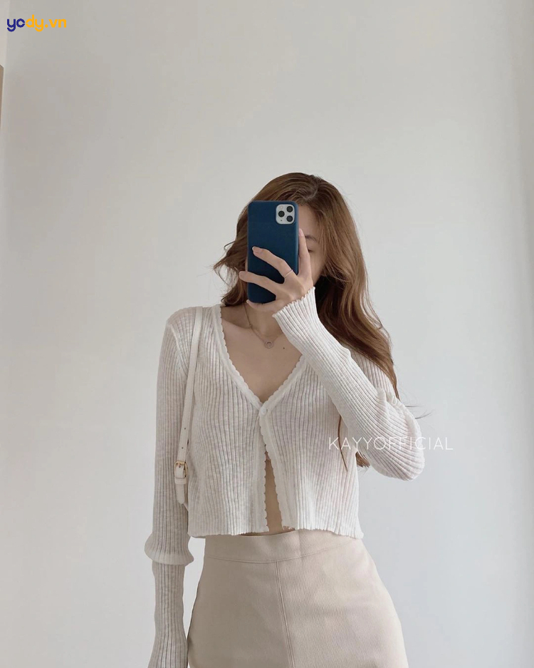 Phối áo cardigan cùng chân váy mini