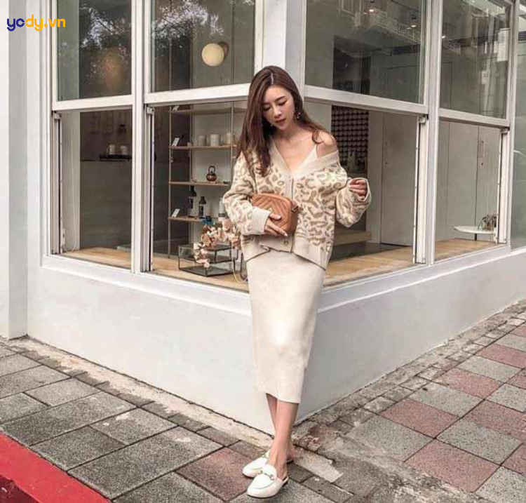 Mix áo cardigan ngắn với chân váy len body