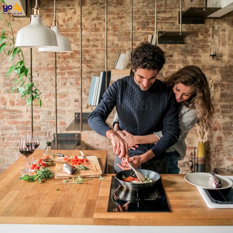Cách tạo dáng chụp ảnh tại nhà với căn bếp cho các cặp đôi