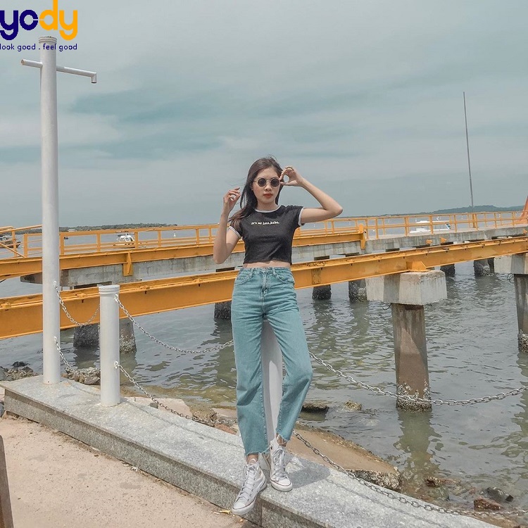 Áo croptop đen mix cùng quần jeans ống rộng