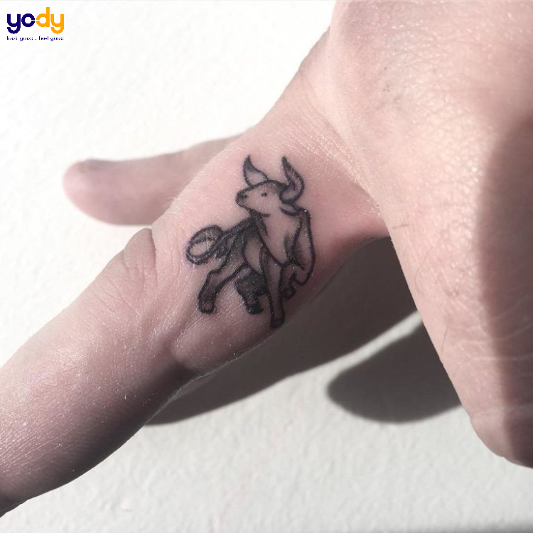 Tattoo hình con trâu đẹp ở ngón tay