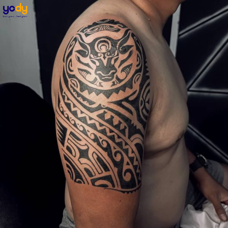 Tattoo hình trâu phong cách tribal ở bắp tay