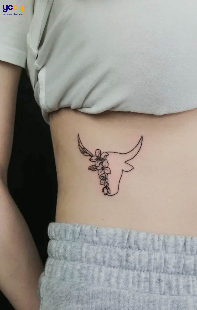 Tattoo hình con trâu cùng hoạ tiết hoa