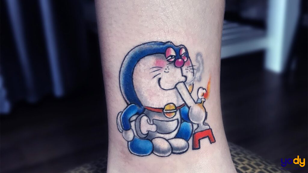 Hình xăm Doraemon hút thuốc lào