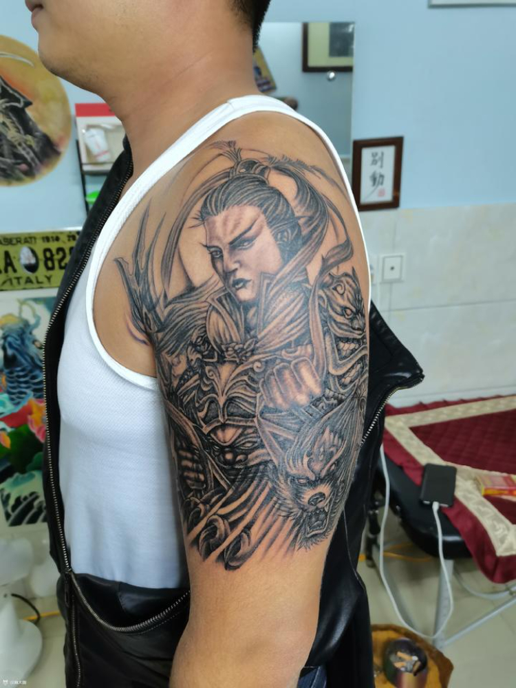 Tattoo Lữ Bố nghệ thuật ở bắp tay