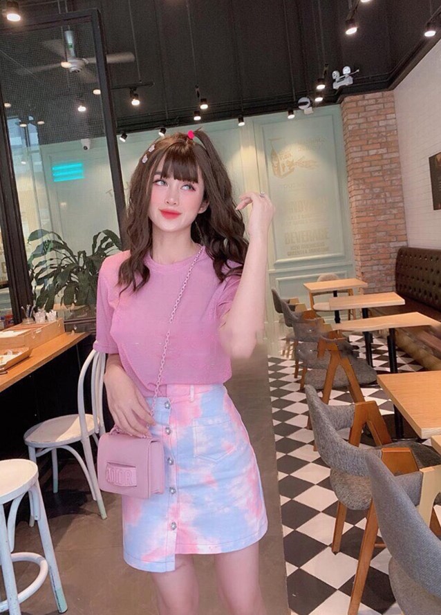 Outfit sử dụng màu hồng, tím và xanh pastel