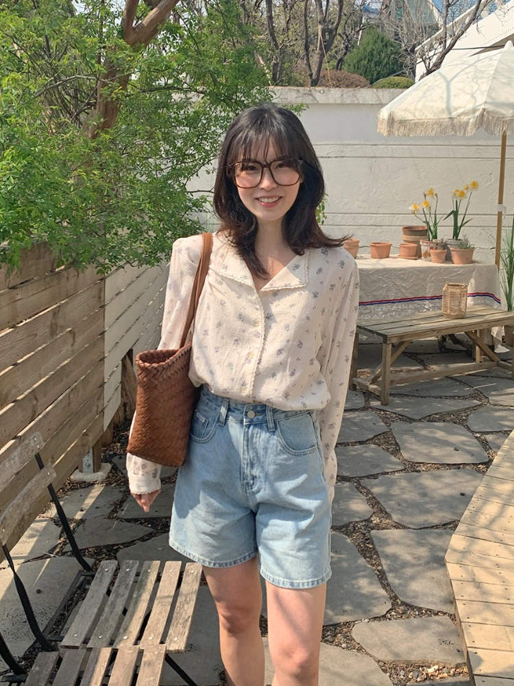 Trẻ trung hơn với áo blouse, quần short jeans cạp cao